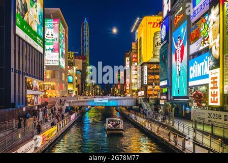 21. November 2018: dotonbori oder Dotombori ist ein Haupttouristenziel, das entlang des Dotonbori-Kanals von der Dotonboribashi-Brücke nach Nipponb verläuft Stockfoto