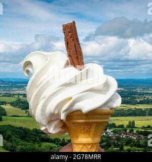 Ein 99'er Eis und Flocke, mit den schönen South Downs im Hintergrund Stockfoto