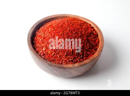Rote Chilischoten in einer Schüssel.auf weißem Hintergrund Stockfoto