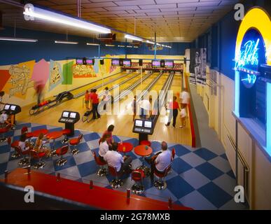 Interieur Christie Miller Sportzentrum zehn Pin Bowling mit unscharfen Menschen, Melksham, Wiltshire, England Großbritannien Stockfoto