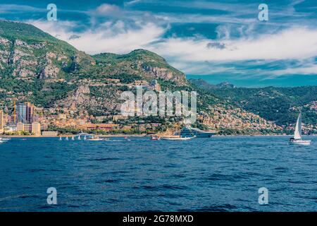 Monte - Carlo Stadt und Hafen, Panoramablick vom Meer. Wahrzeichen von Monaco, Hafen Hercules, Hafen Fontvieille. Monaco ist ein Land an der französischen Riviera in der Nähe von Frankreich und Italien in Europa. Stockfoto