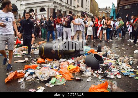 London, Großbritannien. Juli 2021. England Unterstützer zerstören Mülltonnen und hinterlassen riesige Mengen von Müll auf dem Leicester Square vor dem Finale der EM 2020 in England gegen Italien. Stockfoto