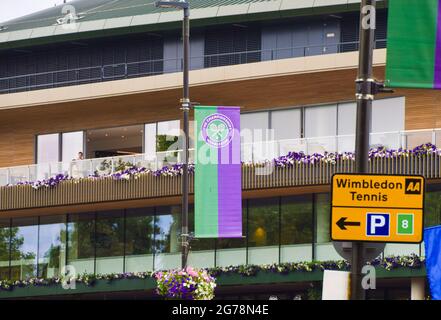 London, Großbritannien. Juli 2021. Schilder vor den Tennisplätzen von Wimbledon am Tag des Herrenfinales während der Meisterschaft 2021. Stockfoto