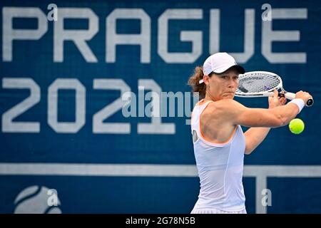 Samantha Stosur (Australien) im Kampf gegen Grace Min (USA) während des Liveport Prague Open WTA Frauen-Tennisturniers am 12. Juli 2021 in Prag, Tschechische Republik. (CTK Photo/Vit Simanek) Stockfoto