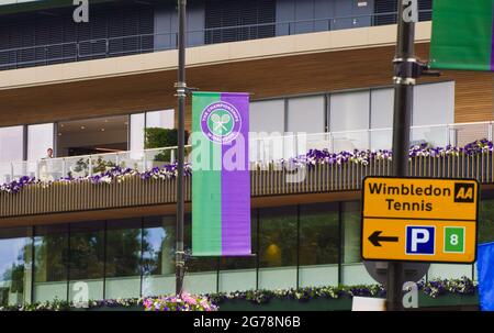 London, Großbritannien. Juli 2021. Schilder vor den Tennisplätzen von Wimbledon am Tag des Herrenfinales während der Meisterschaft 2021. Stockfoto