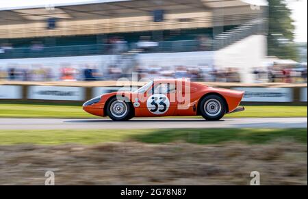 1964 Porsche 904 Carrera GTS wird am 9. Juli 2021 von Philip Basil, Goodwood Festival of Speed im Goodwood House, West Sussex, angesteuert. Foto von Phil Hutchinson. Nur zur redaktionellen Verwendung, Lizenz für kommerzielle Nutzung erforderlich. Keine Verwendung bei Wetten, Spielen oder Veröffentlichungen einzelner Clubs/Vereine/Spieler. Stockfoto