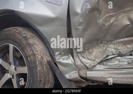 Auto nach einem Unfall. Transport defekt. Ein zerschlagene Auto auf der Straße. Zerknittertes Eisen. Kaputtes graues Auto. Stockfoto