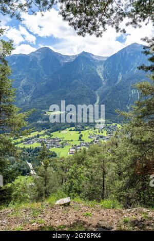 Europa, Österreich, Tirol, Ötztal Alpen, Ötztal, Sautens, Blick von einem Aussichtspunkt im hellen Bergwald auf das Dorf Sautens im vorderen Ötztal und die Bergkulisse im Hintergrund Stockfoto