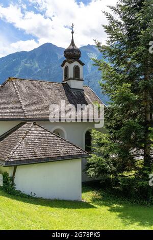 Europa, Österreich, Tirol, Ötztal Alpen, Ötztal, Brunau, Blick auf die kleine Kapelle in Brunau und die Bergkulisse im Hintergrund Stockfoto