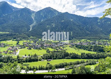 Europa, Österreich, Tirol, Ötztal Alpen, Ötztal, Sautens, Blick von einem Aussichtspunkt im hellen Bergwald auf das Dorf Sautens im vorderen Ötztal und die Bergkulisse im Hintergrund Stockfoto