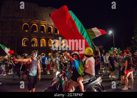 Rom, Italien 12/07/2021: In der Innenstadt Roms brachen Tausende von Menschen auf den Straßen aus, nachdem Italien England geschlagen hatte, um die Fußball-Europameisterschaft im Wemble-Stadion in London zu gewinnen. © Andrea Sabbadini Stockfoto