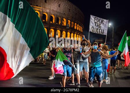 Rom, Italien 12/07/2021: In der Innenstadt Roms brachen Tausende von Menschen auf den Straßen aus, nachdem Italien England geschlagen hatte, um die Fußball-Europameisterschaft im Wemble-Stadion in London zu gewinnen. © Andrea Sabbadini Stockfoto