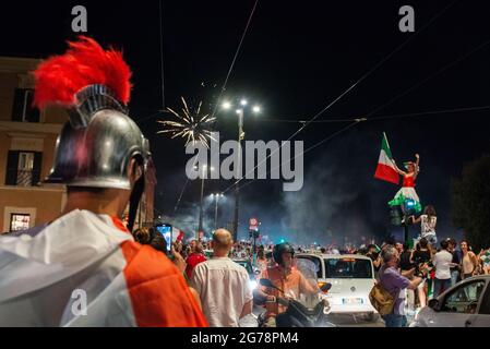 Rom, Italien 12/07/2021: In der Innenstadt Roms brachen Tausende von Menschen auf den Straßen aus, nachdem Italien England geschlagen hatte, um die Fußball-Europameisterschaft im Wemble-Stadion in London zu gewinnen. © Andrea Sabbadini Stockfoto