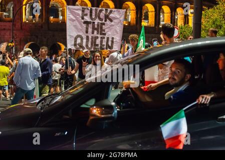 Rom, Italien 12/07/2021: In der Innenstadt Roms brachen Tausende von Menschen auf den Straßen aus, nachdem Italien England geschlagen hatte, um die Fußball-Europameisterschaft im Wemble-Stadion in London zu gewinnen. © Andrea Sabbadini Stockfoto