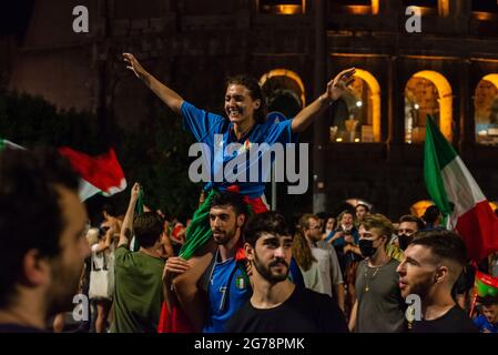 Rom, Italien 12/07/2021: In der Innenstadt Roms brachen Tausende von Menschen auf den Straßen aus, nachdem Italien England geschlagen hatte, um die Fußball-Europameisterschaft im Wemble-Stadion in London zu gewinnen. © Andrea Sabbadini Stockfoto