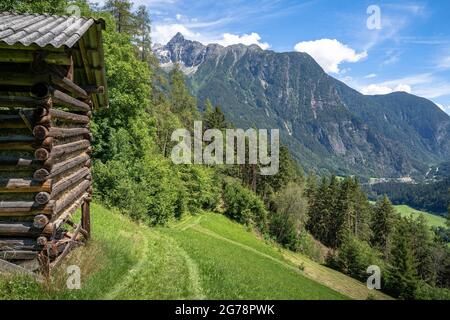 Europa, Österreich, Tirol, Ötztal Alpen, Ötztal, Oetz, Blick von einer Bergwiese mit Heuscheune auf den markanten Acherkogel Stockfoto