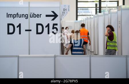 München, Deutschland. Juli 2021. Mitarbeiter stehen im Impfzentrum der Messe München. Seit 12.07.2021 können auch Studenten der Abschlussklassen geimpft werden. Quelle: Sven Hoppe/dpa/Alamy Live News Stockfoto