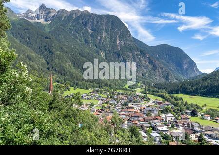 Europa, Österreich, Tirol, Ötztal Alpen, Ötztal, Oetz, Blick vom Aussichtspunkt Hexenplatte auf das Dorf Oetz im Vordergrund Ötztal und den Acherkogel im Hintergrund Stockfoto