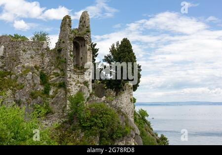 Ruinen der alten mittelalterlichen Burg von Duino, auf einem Vorgebirge an der felsigen Küste der nördlichen Adria, in der Nähe von Triest, Italien Stockfoto
