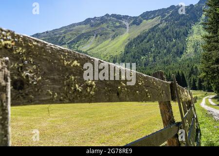 Europa, Österreich, Tirol, Ötztal Alpen, Ötztal, Köfels, alter Holzzaun vor einer Bergkulisse in der Nähe der Wurzbergalm Stockfoto