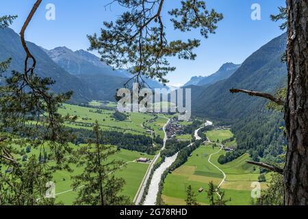 Europa, Österreich, Tirol, Ötztal Alpen, Ötztal, Tumpen, Blick vom hellen Bergwald auf die Talebene rund um Umhausen und die Ötztaler Ache Stockfoto