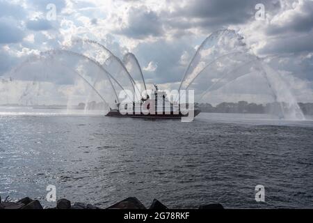 New York, Usa. Juli 2021. Das FDNY-Boot stellt während der ABB FIA Formula E Championship, der New York City E-Prix Runde 10 im Brooklyn-Bezirk von New York City, eine Wasseranzeige bereit. Kredit: SOPA Images Limited/Alamy Live Nachrichten Stockfoto