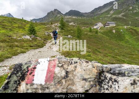 Europa, Österreich, Tirol, Verwall, Paznaun, Galtür, Friedrichshafener Hütte, Bergwanderer am Aufstieg zur Friedrichshafener Hütte Stockfoto