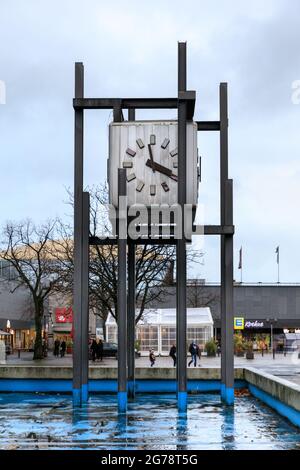 Modernistische Uhrenskulptur, 60er Jahre, Teil des Rathauses von Marl am Creiler Platz, Marl, NRW, Deutschland Stockfoto