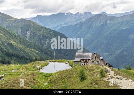 Europa, Österreich, Tirol, Verwall, Paznaun, Galtür, Friedrichshafener Hütte, Blick auf die Friedrichshafener Hütte und die Berge der Samnaun-Gruppe Stockfoto