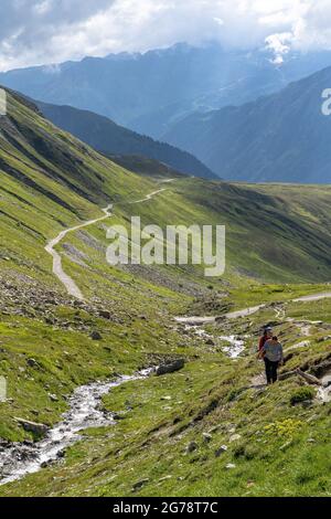 Europa, Österreich, Tirol, Verwall, Paznaun, Galtür, Friedrichshafener Hütte, Bergwanderer beim Aufstieg zum Muttenjoch in Verwall Stockfoto