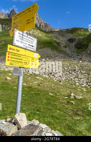 Europa, Österreich, Tirol, Verwall, Paznaun, Galtür, Friedrichshafener Hütte, Wanderzeichen an einer Gabelung in der Straße unterhalb der Hohen Köpfe Stockfoto