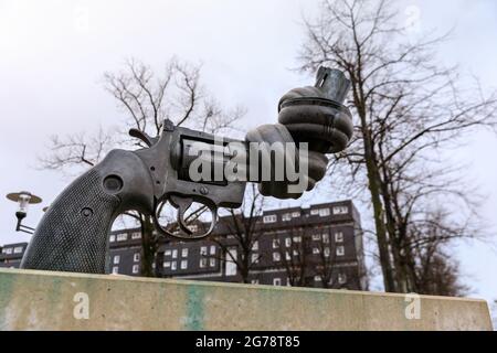'Non-Violence' des schwedischen Künstlers Carl Fredrik Reuterswärd, auch bekannt als The Knotted Gun, Marl, Deutschland Stockfoto
