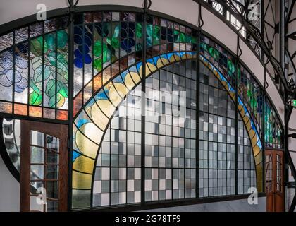 Jugendstil-Buntglasfenster des Portals der Maschinenhalle am Zeche Zollern-Industriedenkmal, Dortmund, Ruhrgebiet, Deutschland Stockfoto