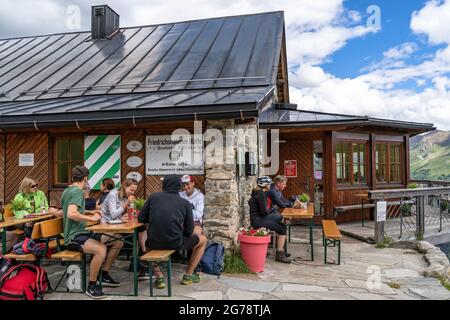 Europa, Österreich, Tirol, Verwall, Paznaun, Galtür, Friedrichshafener Hütte, Bergwanderer auf der Hüttenterrasse Stockfoto