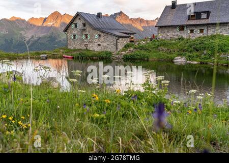 Europa, Österreich, Tirol, Verwall, Paznaun, Galtür, Friedrichshafener Hütte, Abendstimmung auf der Friedrichshafener Hütte mit Alpenglow im Hintergrund Stockfoto