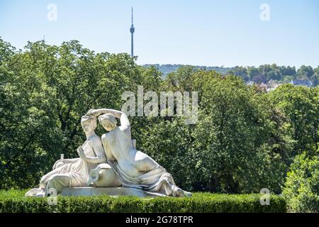 Europa, Deutschland, Baden-Württemberg, Stuttgart, Rosensteinpark, Statue vor dem Naturhistorischen Museum mit Blick auf den Fernsehturm Stockfoto