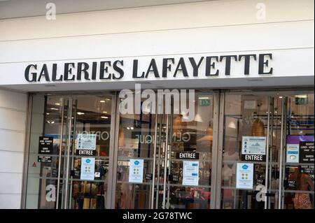 Ein Ladenschild der GALERIE LAFAYETTE, am 12. Juli 2021 in Cannes, Frankreich. Foto von David Niviere/ABACAPRESS.COM Stockfoto