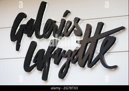 Ein Ladenschild der GALERIE LAFAYETTE, am 12. Juli 2021 in Cannes, Frankreich. Foto von David Niviere/ABACAPRESS.COM Stockfoto