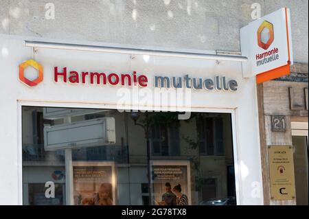 Ein Ladenschild der Harmonie mutuelle, am 12. Juli 2021 in Cannes, Frankreich. Foto von David Niviere/ABACAPRESS.COM Stockfoto