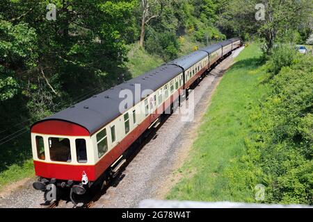 Steam Train Victor zieht 5 Reisebusse an der Lakeside & Haverthwaite Railway in Cumbria, Großbritannien Stockfoto