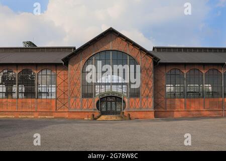 Der Eingang des Jugendstil-Portals außen an der Maschinenhalle am Industriedenkmal Zeche Zollern, Dortmund Stockfoto