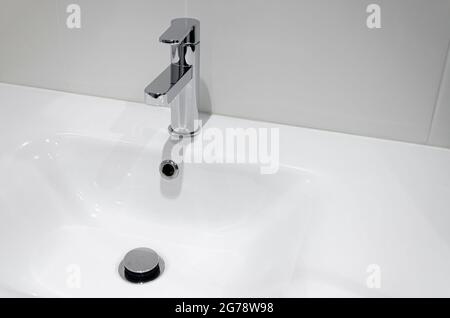 Bad Dusche Mischbatterie. Wasserhahn aus Chrom-Material. Skandinavischer Stil Stockfoto