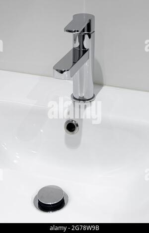 Bad Dusche Mischbatterie. Wasserhahn aus Chrom-Material. Skandinavischer Stil Stockfoto