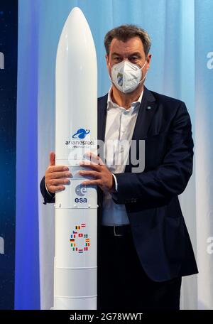 Ottobrunn, Deutschland. Juli 2021. Bei der Einweihung des neuen Fakultätsgebäudes der Technischen Universität München (TUM) für Luftfahrt, Raumfahrt und Geodäsie steht neben einem Modell einer ArianeGroup-Rakete der bayerische Ministerpräsident Markus Söder (CSU). Quelle: Sven Hoppe/dpa/Alamy Live News Stockfoto