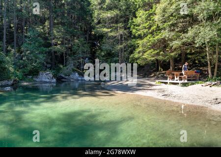 Europa, Österreich, Tirol, Ötztal Alpen, Ötztal, Habichen, ein Paar, das sich am Ufer des Habicher Sees entspannt Stockfoto