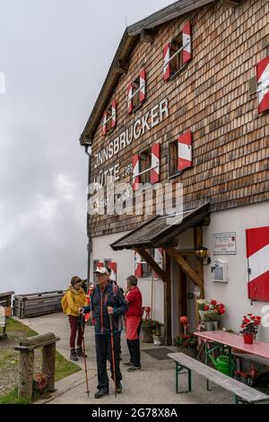 Europa, Österreich, Tirol, Stubaier Alpen, Pinnistal, Wanderer starten an der Innsbrucker Hütte Stockfoto