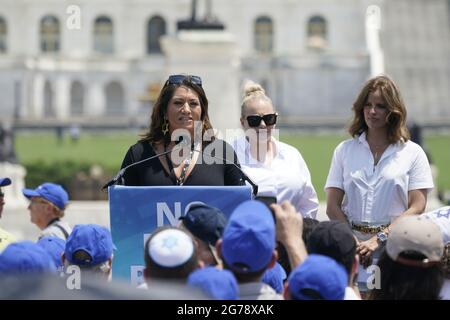Washington, Vereinigte Staaten Von Amerika. Juli 2021. Alma Hernandez, Repräsentantin des Staates Arizona, die sich für das Gesetz zur Holocaust-Aufklärung in Arizona eingesetzt hat, spricht bei der „No Fear: A Rallye in Solidarity with the Jewish People“ in der National Mall in Washington, DC am Sonntag, dem 11. Juli 2021. Schaut man auf Meghan McCain, Mitte, und nicht Tishby, rechts.Quelle: Chris Kleponis/CNP/Sipa USA Quelle: SIPA USA/Alamy Live News Stockfoto