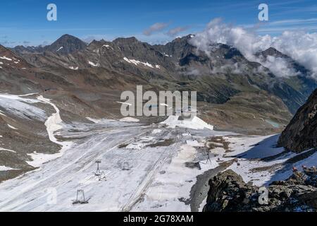 Europa, Österreich, Tirol, Stubaier Alpen, Blick von der Aussichtsplattform Top of Tyrol auf den Stubaier Gletscher und die Bergstation der 3S-Bahn Stockfoto