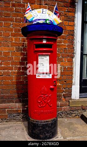 GR Postbox mit NHS Happy Birthday Zeichen, Eynsford, kent, England Stockfoto