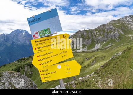 Europa, Österreich, Tirol, Stubaier Alpen, Wegweiser am Sennjoch in der ruhigen Gegend Kalkkögel Stockfoto